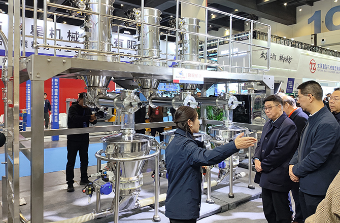 高服以“智能篩分系統(tǒng)+防爆解決方案”雙引擎驅(qū)動(dòng)制造業(yè)升級(jí)，獲工信部領(lǐng)導(dǎo)現(xiàn)場點(diǎn)贊